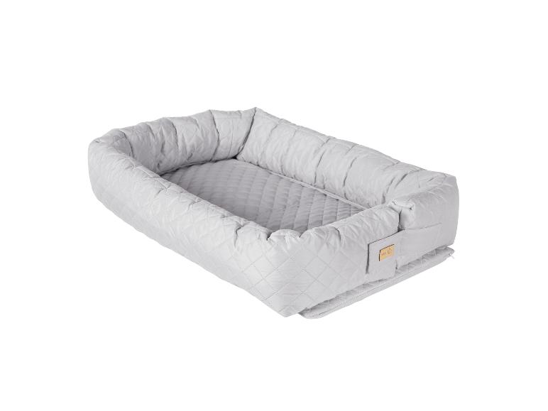 Lichtgrijze gewatteerde babynest met roba-label