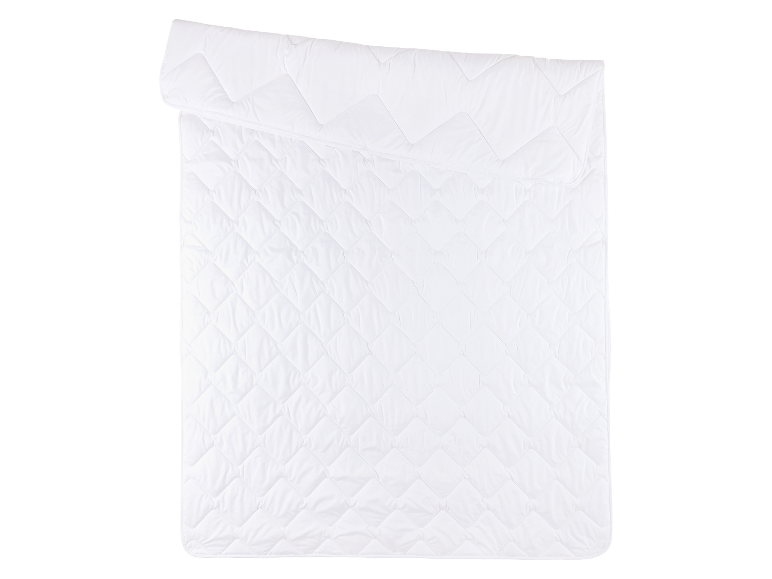 Een wit, gewatteerd dekbed gevouwen in tweeën.