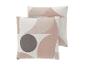 Twee decoratieve kussens met een geometrisch patroon in beige, wit en grijs.