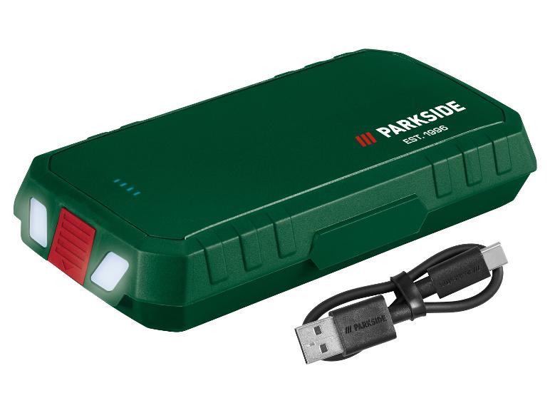 Groene powerbank met zaklamp en USB-C kabel.