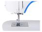 Close-up van een naaimachine met blauwe draad door de naald.