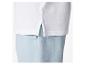 Witte polo en lichtblauwe broek: casual kleding.