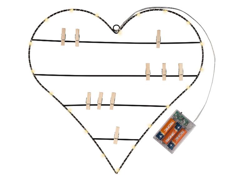 Zwart draadframe hart met verlichting, wasknijpers en TRONIC batterijen.