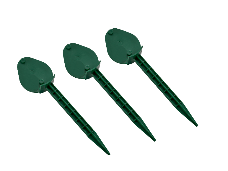 Drie groene plastic tuinpalen.
