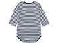 Een gestreept babypakje met lange mouwen.