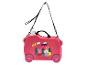 Roze kinderrijdkoffer met Peppa Pig en Rebecca Rabbit, tekst 'ARE WE THERE YET?'
