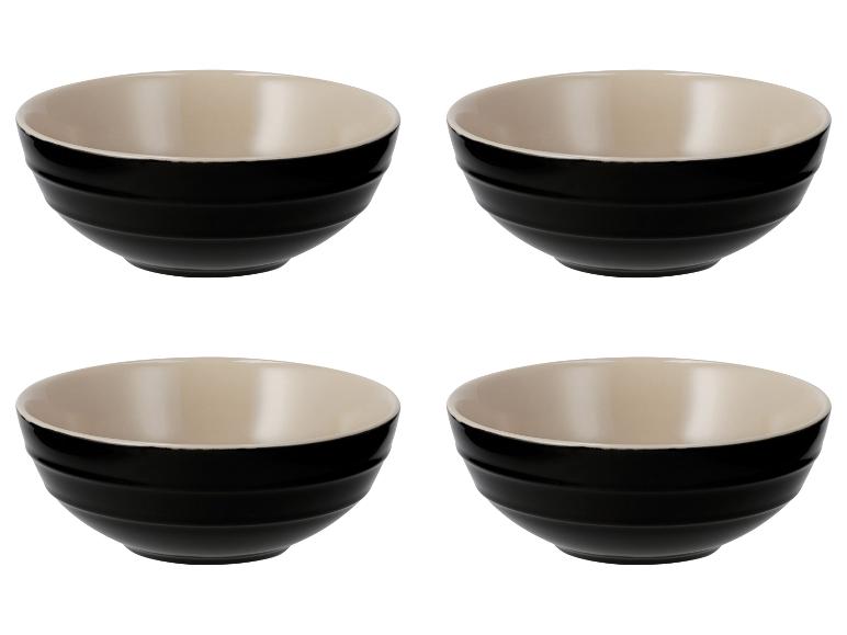 Vier Le Creuset kommen in zwart en crème.