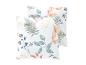 Twee decoratieve kussens met bladpatroon in pastelkleuren