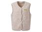 Beige fleecevest met knopen en een groene patch.
