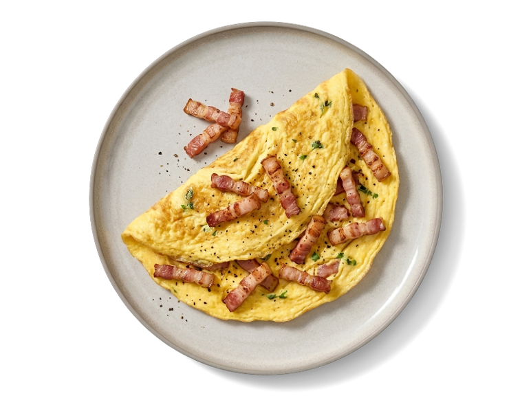 Zwagerman omelet met spek op een bord.