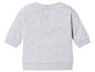 Een grijs shirt met lange mouwen voor baby's.