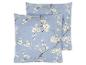 Twee blauwe kussens met wit bloemenpatroon.