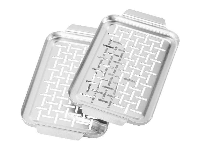 Twee rechthoekige roestvrijstalen grillmanden met geperforeerde bodem