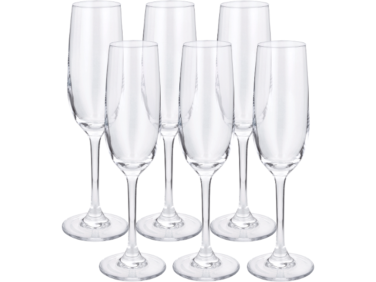 Zes heldere champagnefluiten met matte stelen en voeten op een zwarte achtergrond