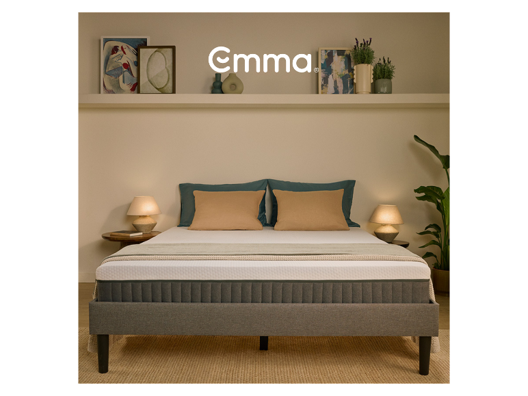 Emma Original Lite matras op een bed in een stijlvol ingerichte slaapkamer.