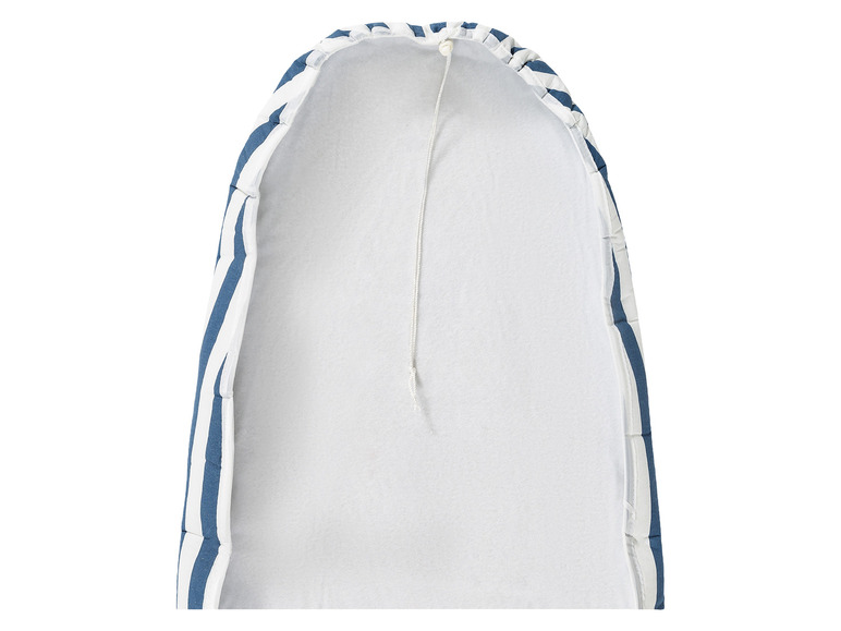 Een blauwe en witte gestreepte hoes voor een strijkplank.