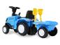 Blauwe New Holland kindertrekker met aanhanger en schep.