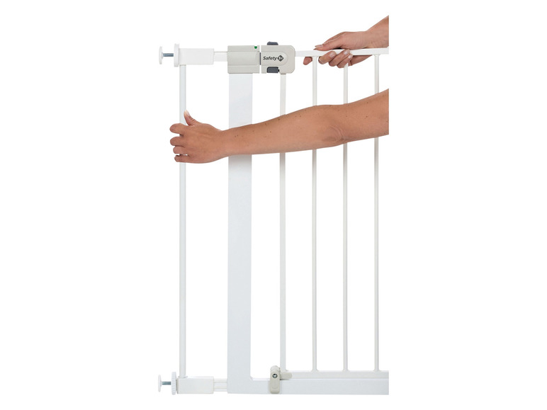 Een hand die een witte Safety 1st babyhek opent.