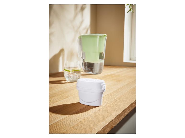 Brita waterfilter en filterhouder in de keuken.