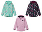 Drie meisjesjassen met verschillende prints: eenhoorns, dieren uit het bos en een effen roze jas.