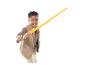Een jongen met een Chewbacca lightsaber-speelgoed.