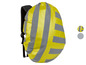 Gele regenhoes met reflecterende strepen voor een rugzak.