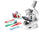 Kindermicroscoop met een set instrumenten en uienmonsters op een zwarte achtergrond.