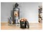 Vrijstaande kachel met brandend hout, emmer met hout en haardaccessoires.