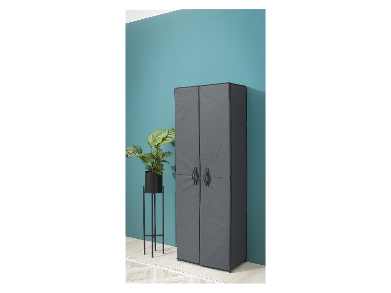 Donkergrijze textielkast met twee deuren en een plant in een pot.