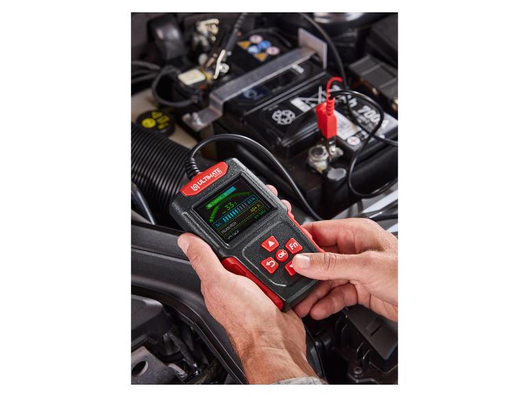 Man test autoaccu met een Ultimate Speed tester.