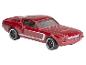 Een rode Hot Wheels Ford Mustang GT500 speelgoedauto.