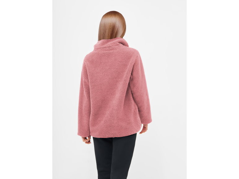 Vrouw van achteren met roze fleecejack en zwarte broek.