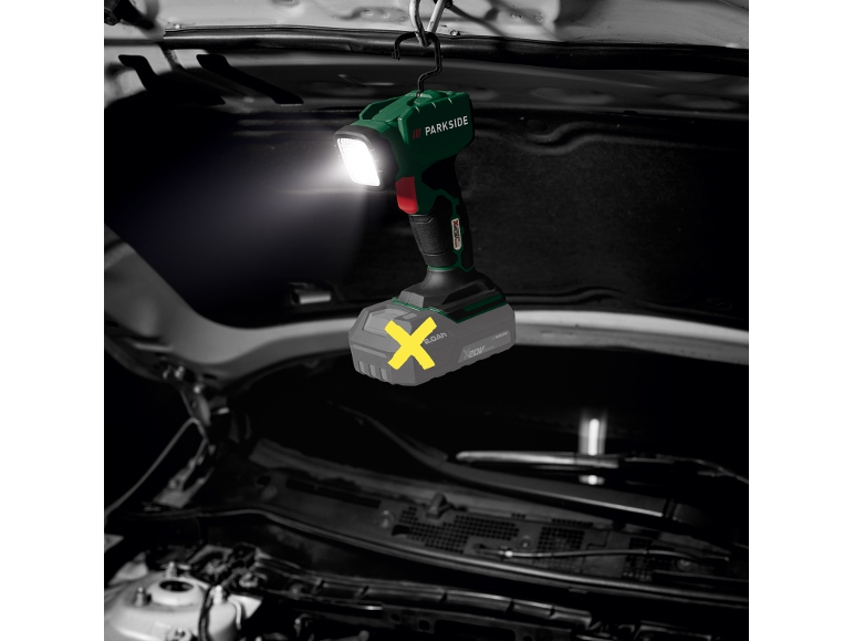 Accuwerklamp met verlichte accu, hangend boven de motorruimte van een auto.