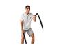 Man in wit T-shirt en grijze korte broek gebruikt battle ropes.