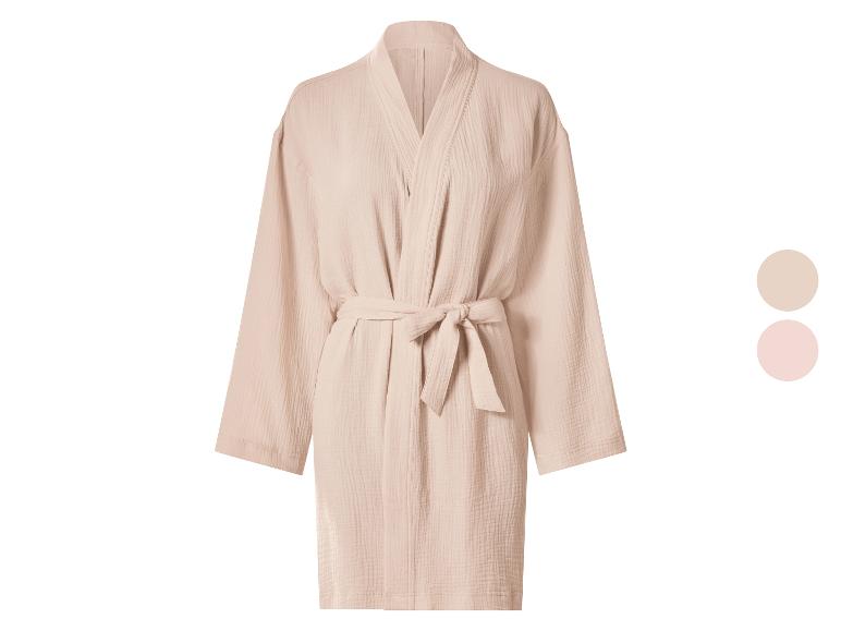 Lichtroze mousseline badjas met strikceintuur, getoond met twee kleurstaaltjes.