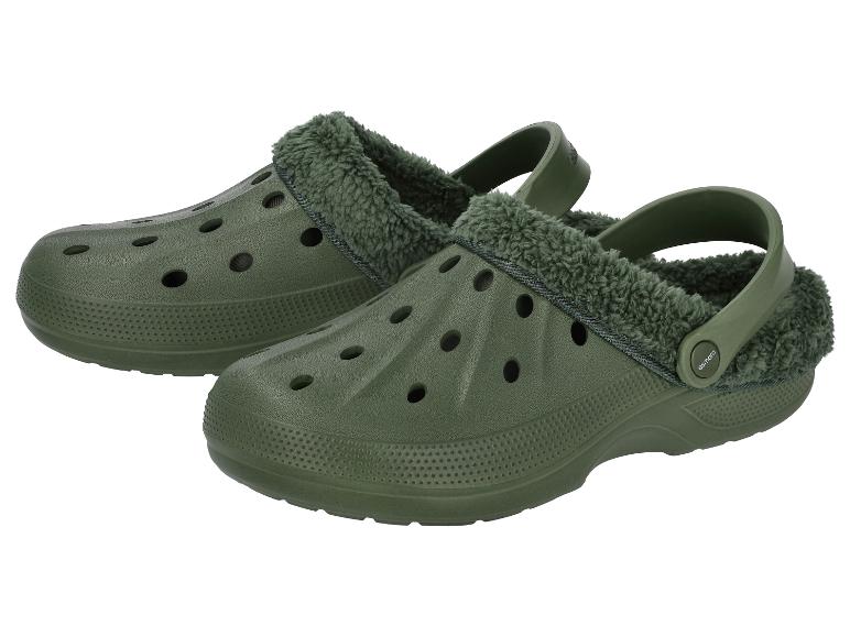 Een paar groene klompen met bont, schuin weergegeven.
