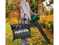 Man met bladblazer en opvangzak in een herfsttuin.