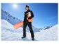 Man in CRIVIT freeridejack en snowboard in besneeuwd berglandschap.