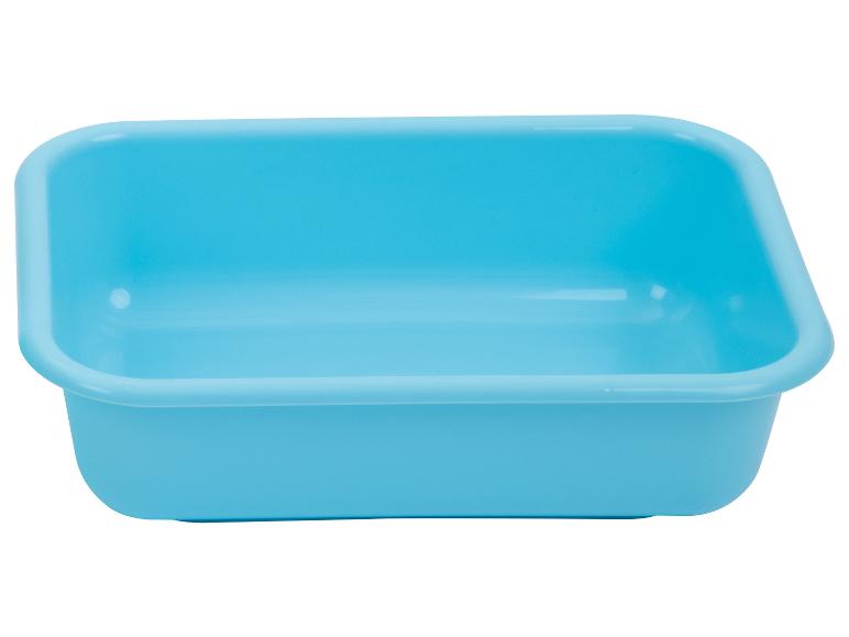 Een lichtblauwe plastic wasbak.