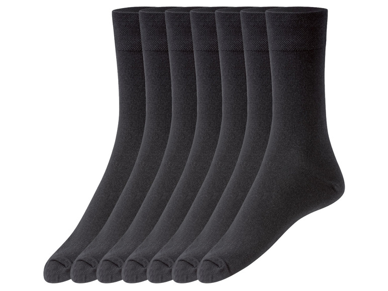 Zes paar zwarte sokken.