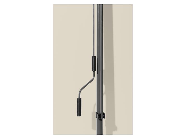 Detail van parasolzwengel met zwart handvat en grijze paal.