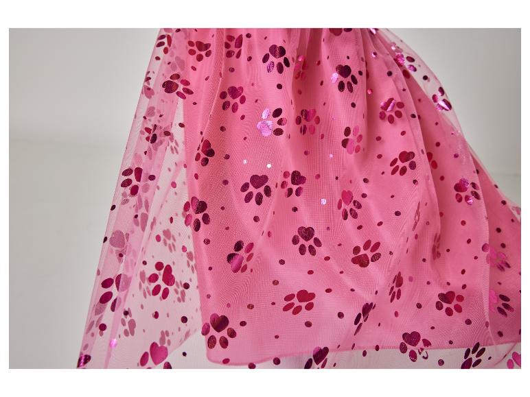 Een roze tutu met paarse voetafdrukken.