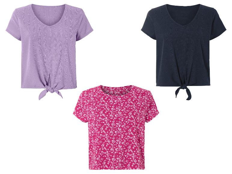 Drie knoopblouses: lila, donkerblauw en roze bloemenprint.