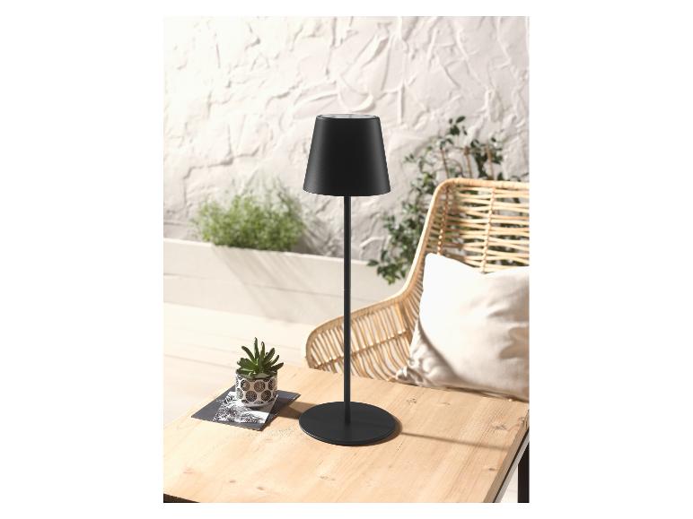 Design zwarte lamp op houten tafeltje, ontspannen sfeer.