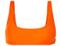Een oranje bikini-top met brede bandjes.
