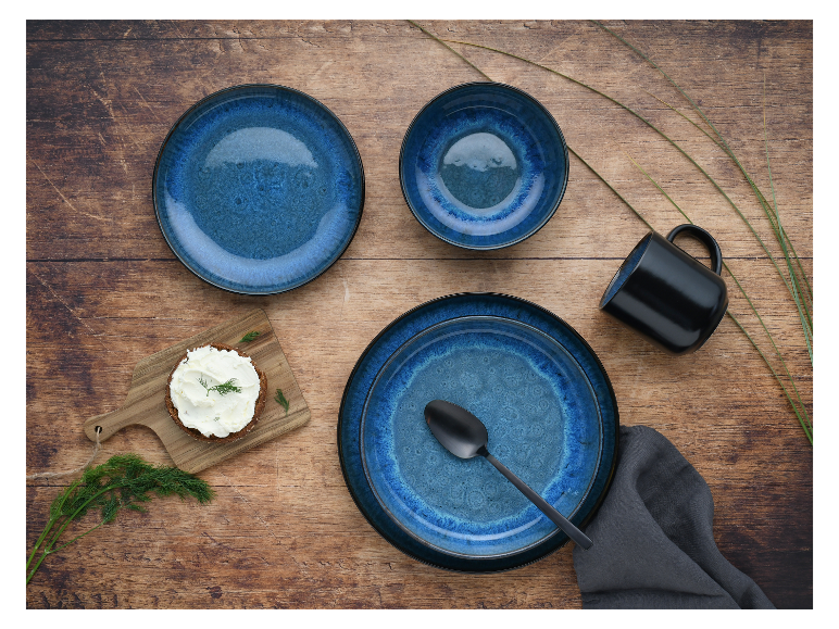 Marineblauwe servies: borden, schaal en zwarte mok.