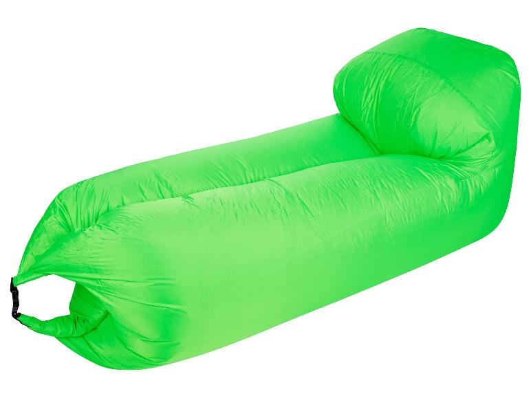 Groene opblaasbare loungestoel voor kamperen of relaxen.