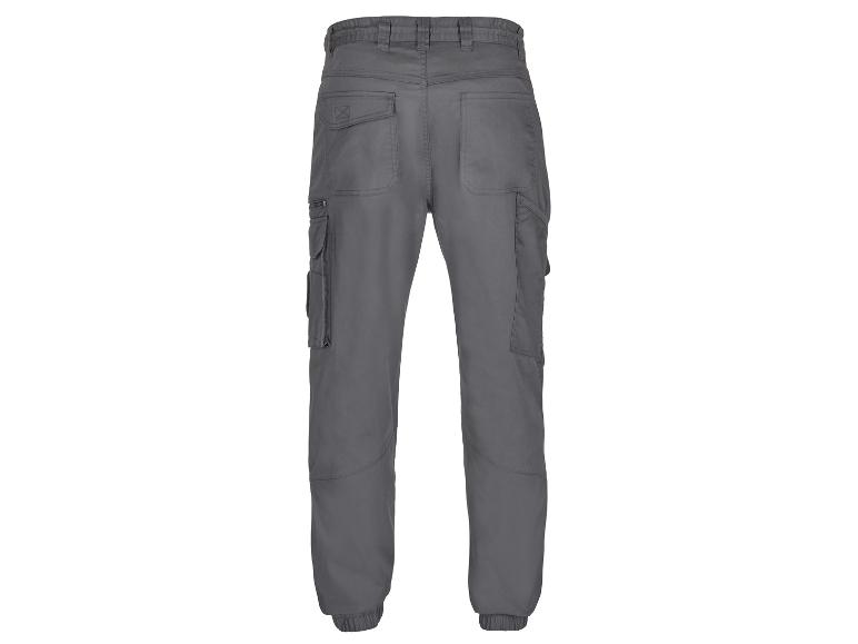 Grijze cargo broek met meerdere zakken.