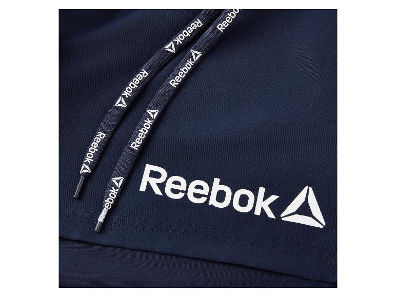 Donkerblauwe korte broek met wit logo en trekkoorden met hetzelfde logo.