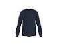 Donkerblauw T-shirt met lange mouwen op een witte achtergrond